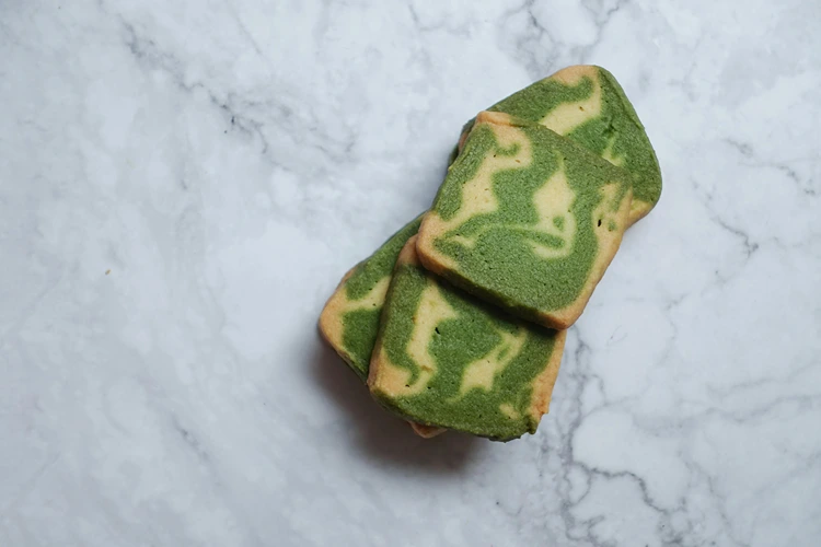 Marmorkuchen mit grünem Matcha-Pulver zubereiten