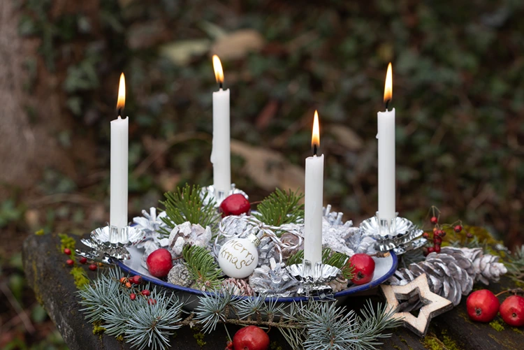 Metallteller winterlich mit Kerzen gestalten für den Garten