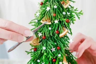 Mini-Weihnachtsbaum selber machen und mit beliebigen Dekorationen verzieren