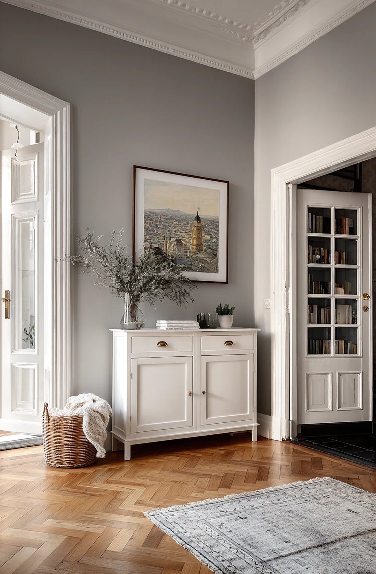 Moderne, kühle Grautöne nur in sehr hellen Räumen mit warmen Akzenten wie Dielen