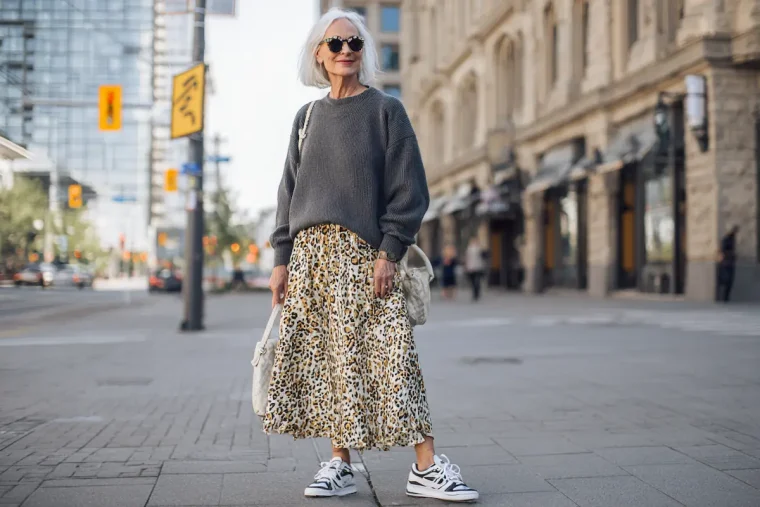 5-tolle-herbstliche-Rock-Pullover-Kombinationen-die-Frauen-ab-50-besonders-gut-stehen