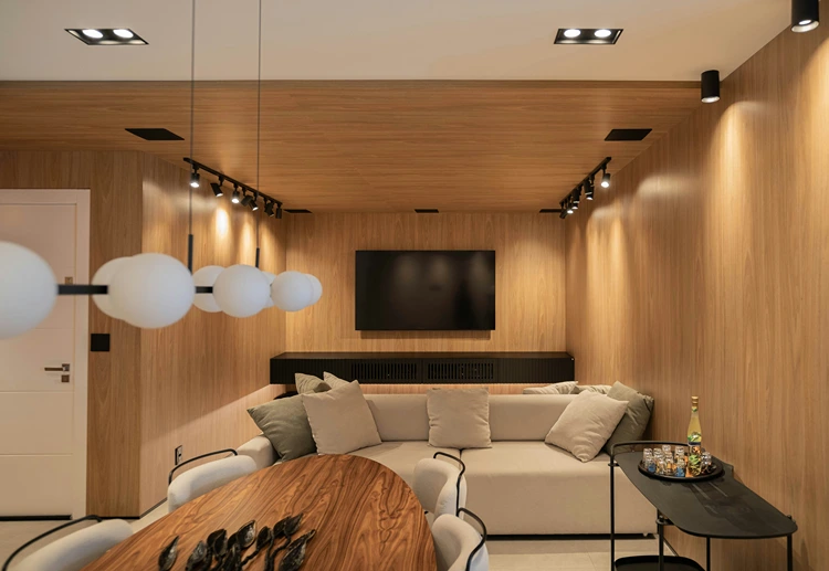 Pendelleuchten und Spots, die an die Wände leuchten für gedämmtes, indirektes Licht