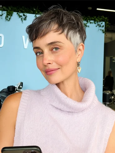 reife frau mit grauem whisper pixie cut in grau