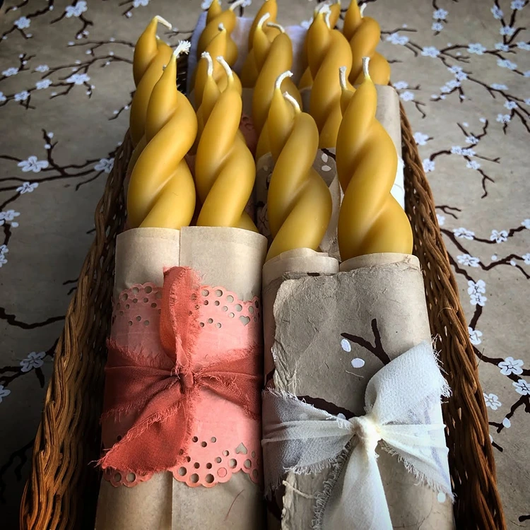 Schnelle Idee für zwei Stabkerzen mit Papier und Bändern