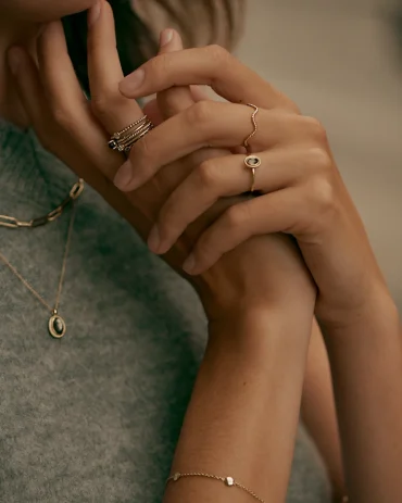 Schöne goldene Ringe mit Diamanten