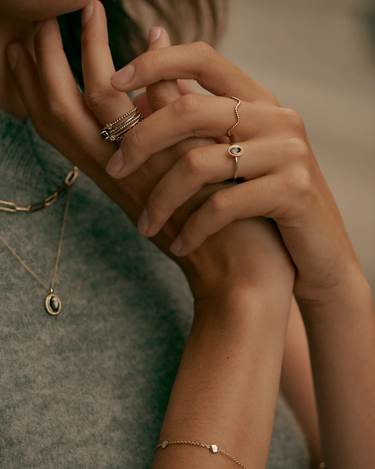 Schöne goldene Ringe mit Diamanten