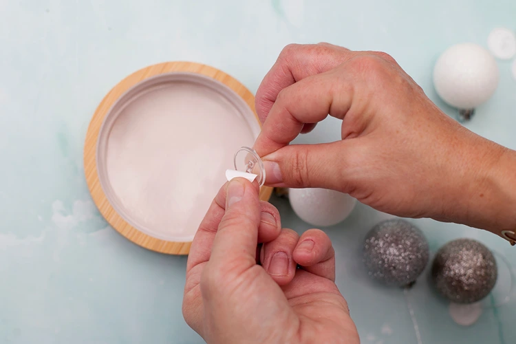 so befestigen sie die mini saugnäpfe für die schwebenden christbaumkugeln