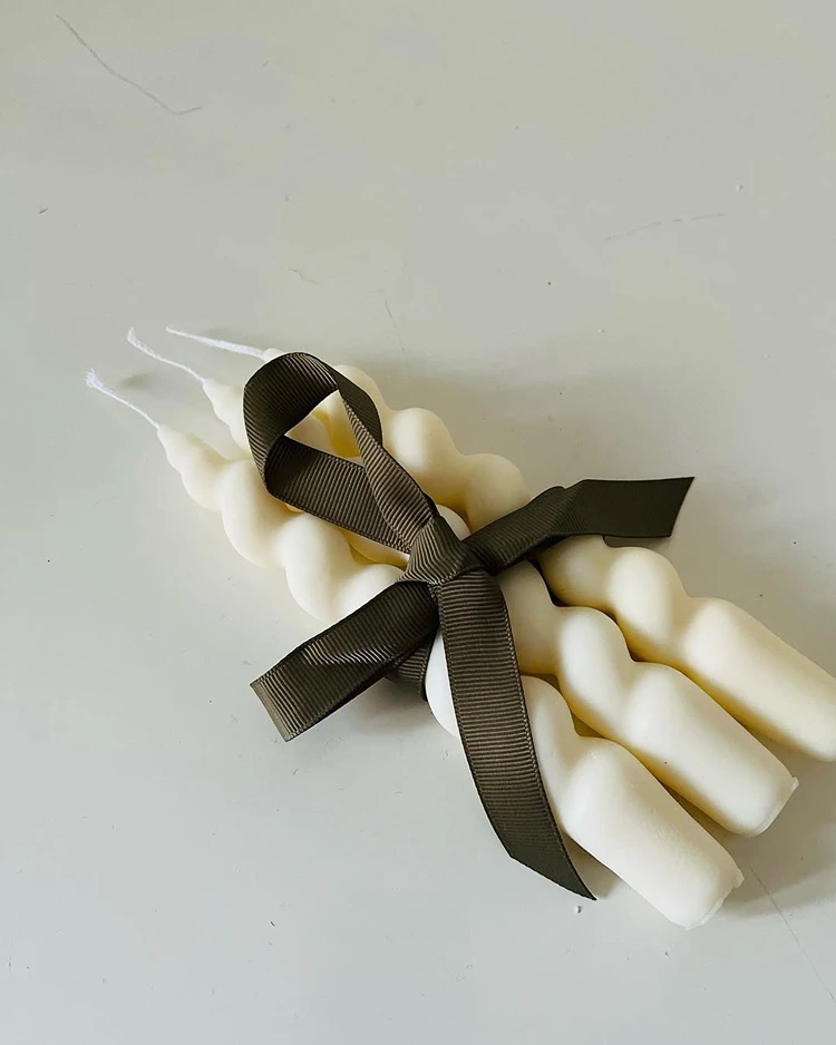 Stabkerzen einfach mit einem Band und Schleife zusammenbinden