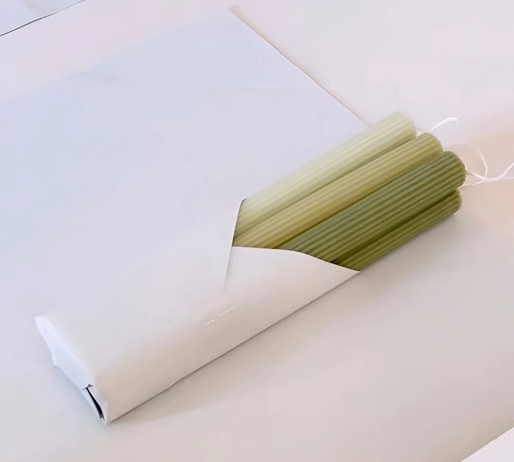 Stabkerzen mit selbstgemachter Verpackung verschenken