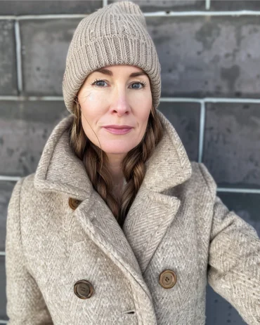 stilvolle frau mit zwei zöpfen und wintermütze