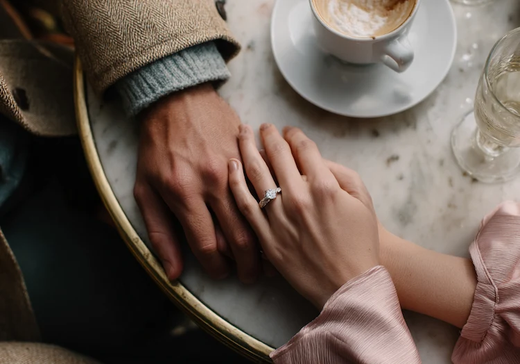 Verlobungsring kaufen zusammen und Hochzeit planen