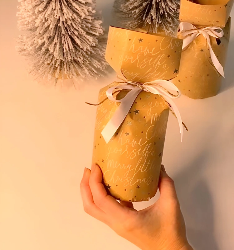 Verpackungsidee für Stumpenkerzen mit Geschenkpapier