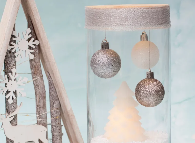 Einfache-Bastelidee-Weihnachtsdeko-im-Glas-mit-Lichterkette