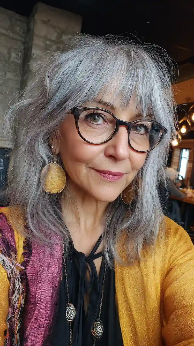 Wolf Cut für Frauen ab 60 mit Brille mittellanger haarschnitt