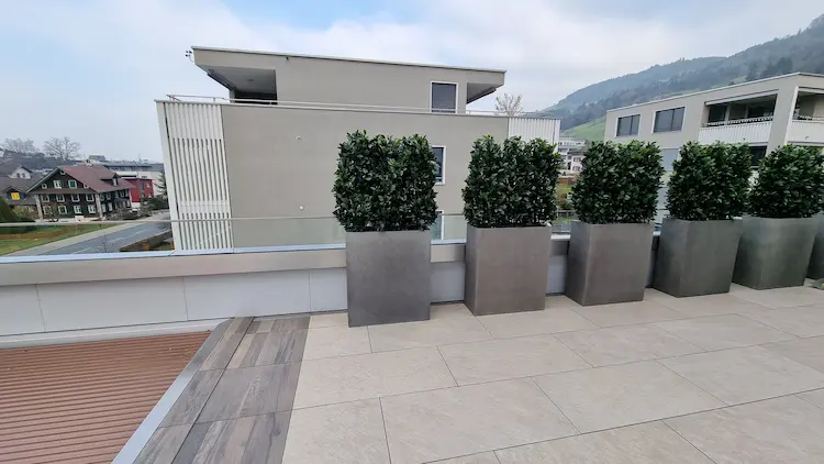 Balkon und Dachterrasse durch Kunstpflanzen vor Fremdblicken abschirmen