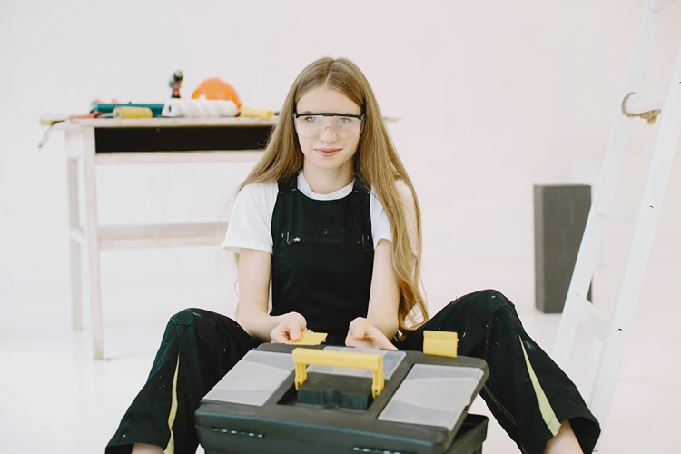 Bei DIY-Projekten an Schutzbrillen und andere Sicherheitsaccessoires denken