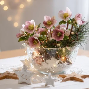 christrose mit tannenzweigen und lichterkette in glasschale als tischdeko