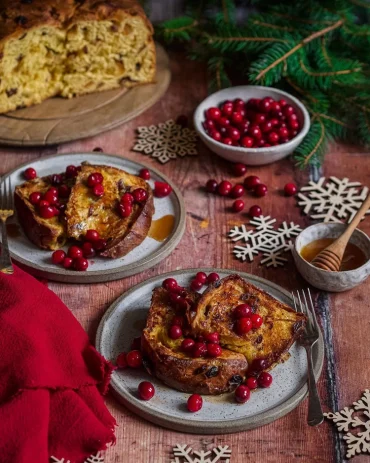 Die armen Ritter aus Rosinenbrot mit beliebigem Obst servieren
