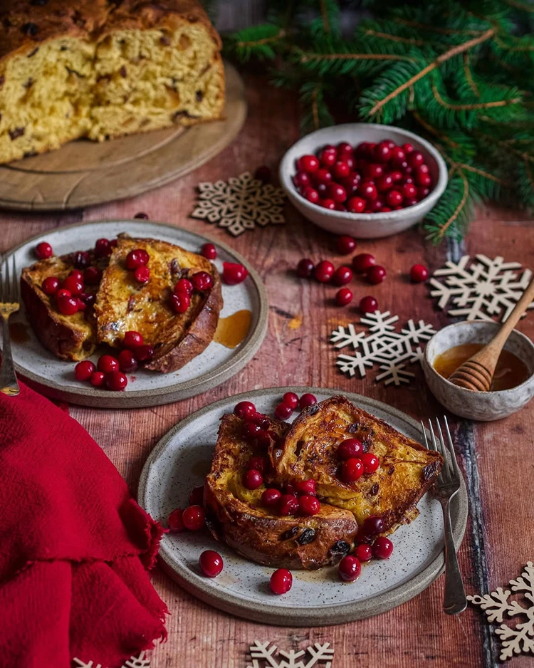 Die armen Ritter aus Rosinenbrot mit beliebigem Obst servieren