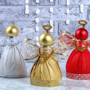 drei selbstgemachte engel in festlichen farben