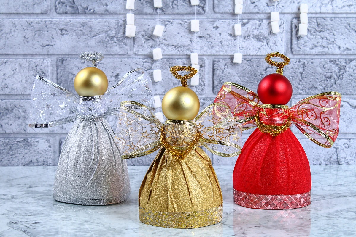 drei selbstgemachte engel in festlichen farben