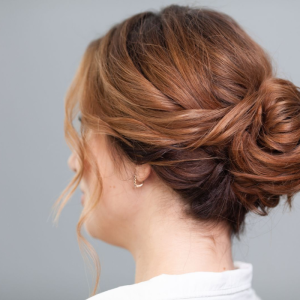 eleganter low bun für die feiertage