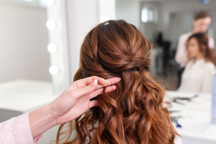 eleganter low bun für die feiertage schritt 2