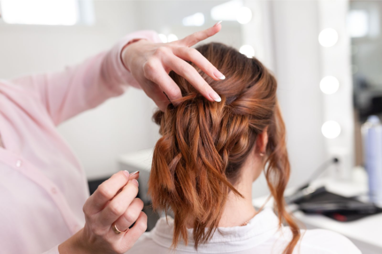 eleganter low bun für die feiertage schritt 3