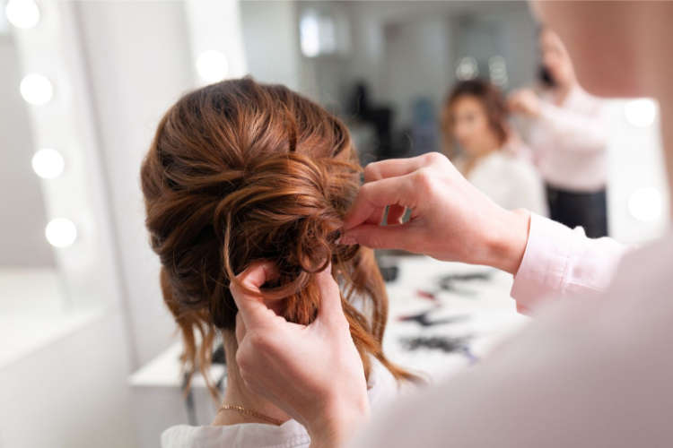 eleganter low bun für die feiertage schritt 5