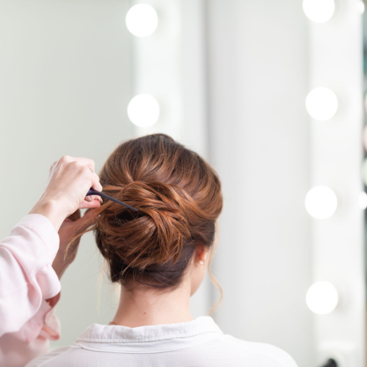 eleganter low bun für die feiertage schritt 6