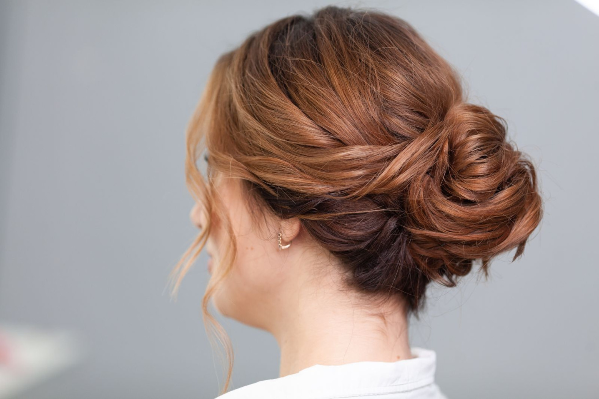 eleganter low bun für die feiertage