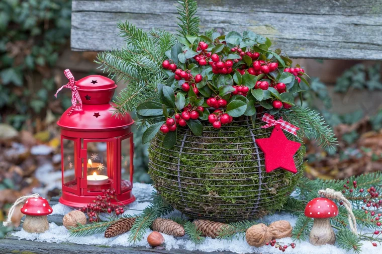 festliche deko idee für draussen mit roten scheinbeeren