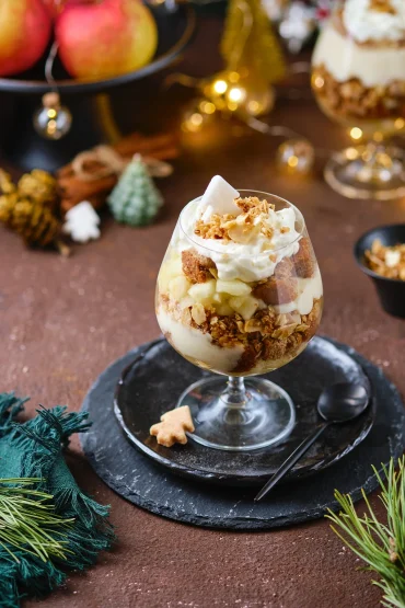 festliches apfel panettone trifle im glas mit weihnachtlicher deko