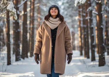 frau im winter mit braunem mantel