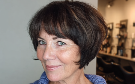 frau mit frecher bob frisur, kurz, gestuft, dunkles haar