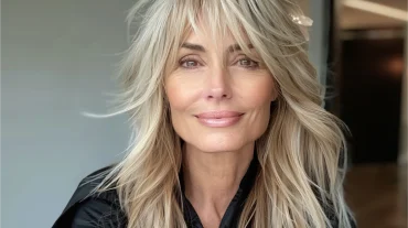 frau über 50 mit langen blonden haaren und curtain bangs