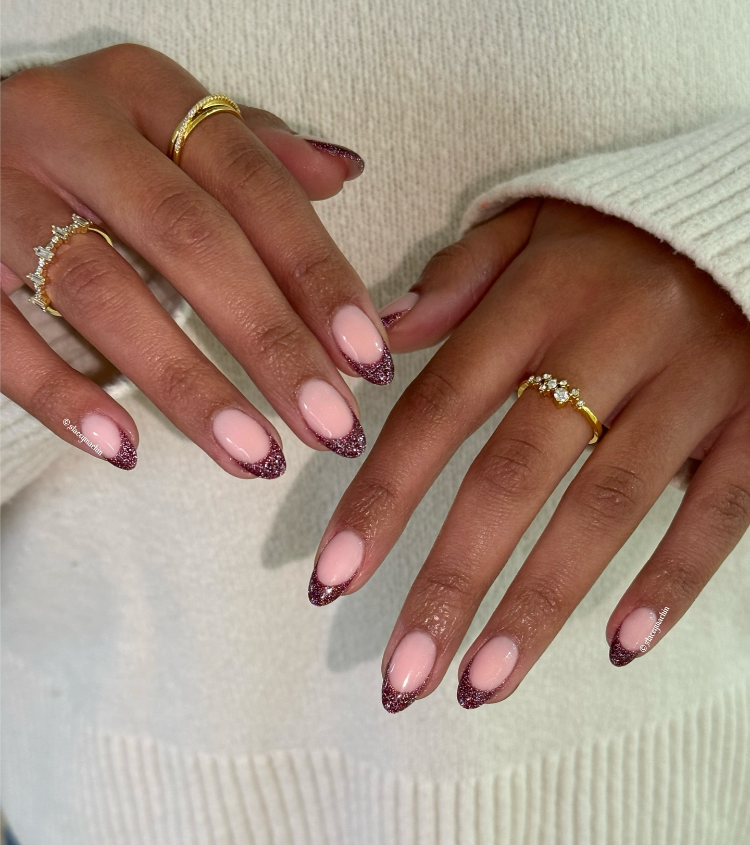 french nägel mit glitzer bordeaux