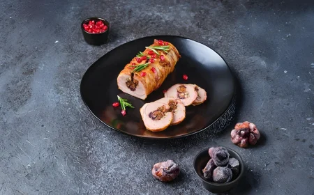 Gefüllter Schweinerücken mit Granatapfel, Feigen, Walnüssen und Bacon