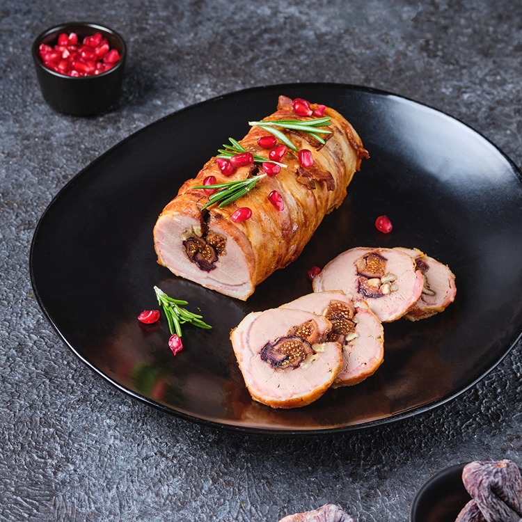 Gefüllter Schweinerücken mit Granatapfel, Feigen, Walnüssen und Bacon