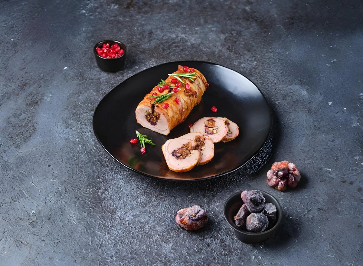 Gefüllter Schweinerücken mit Granatapfel, Feigen, Walnüssen und Bacon
