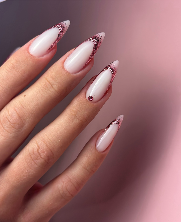 glitzer verlauf bei french nägeln in rot
