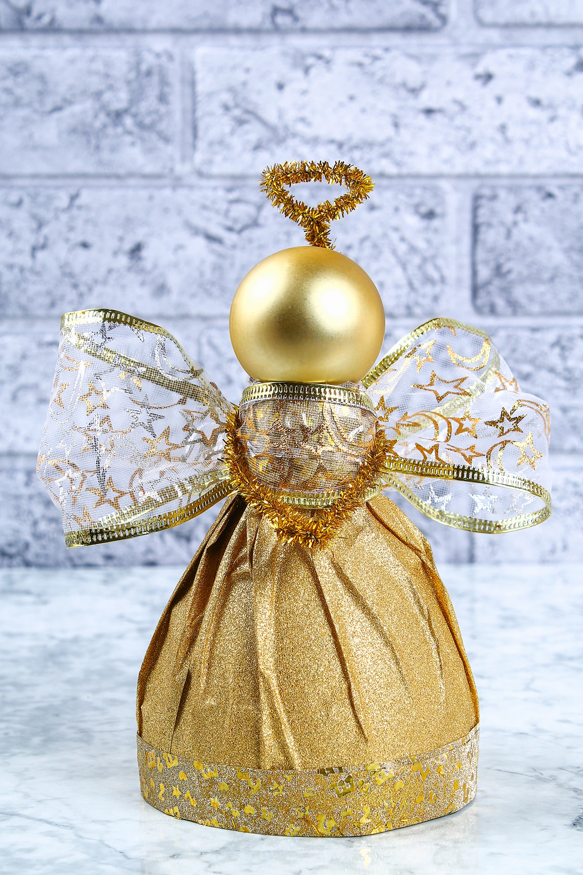 goldener engel mit glitzerndem kleid