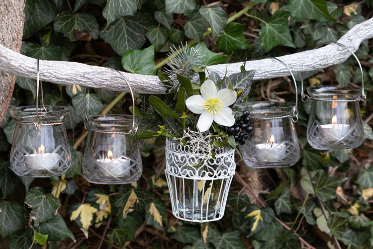 Hängende Deko mit Christrose für draußen - Windlichter an einem Zweig