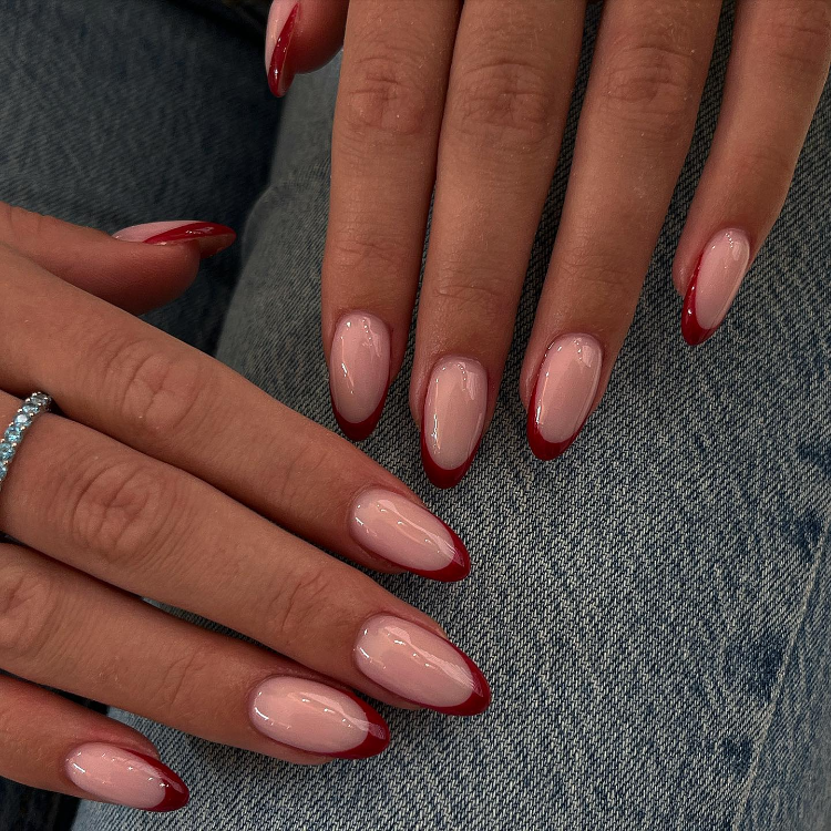 klassische rote french nägel mit glitzer zu weihnachten