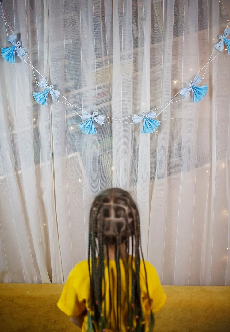 Mehrere Engel aus Einwegmasken für eine Girlande fürs Fenster verwenden