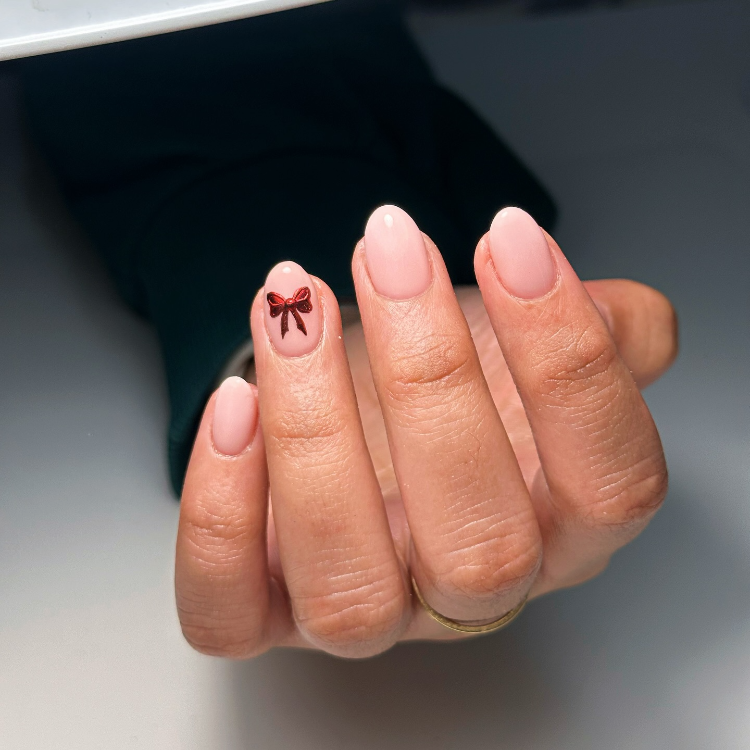 minimalistische weihnachts gelnägel mit schleife