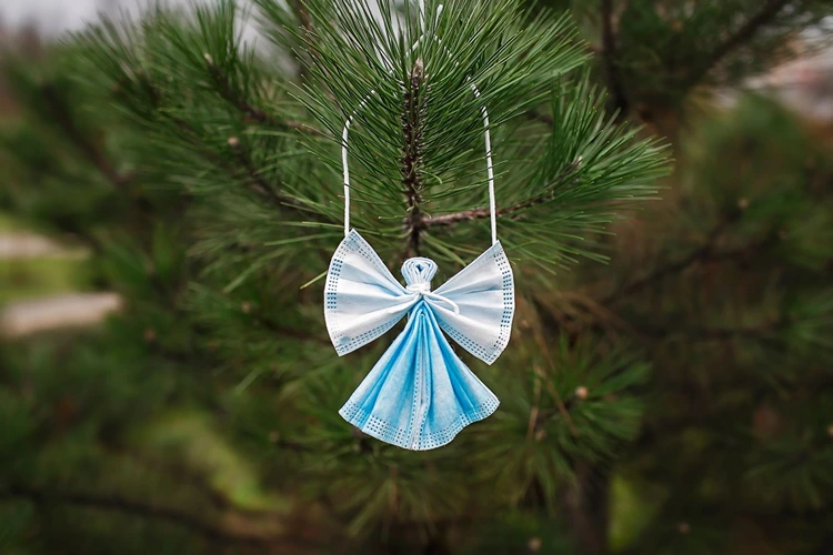 Mit den weihnachtlichen Anhängern Bäume, Weihnachtssträuße, Fenster oder Geschenke schmücken