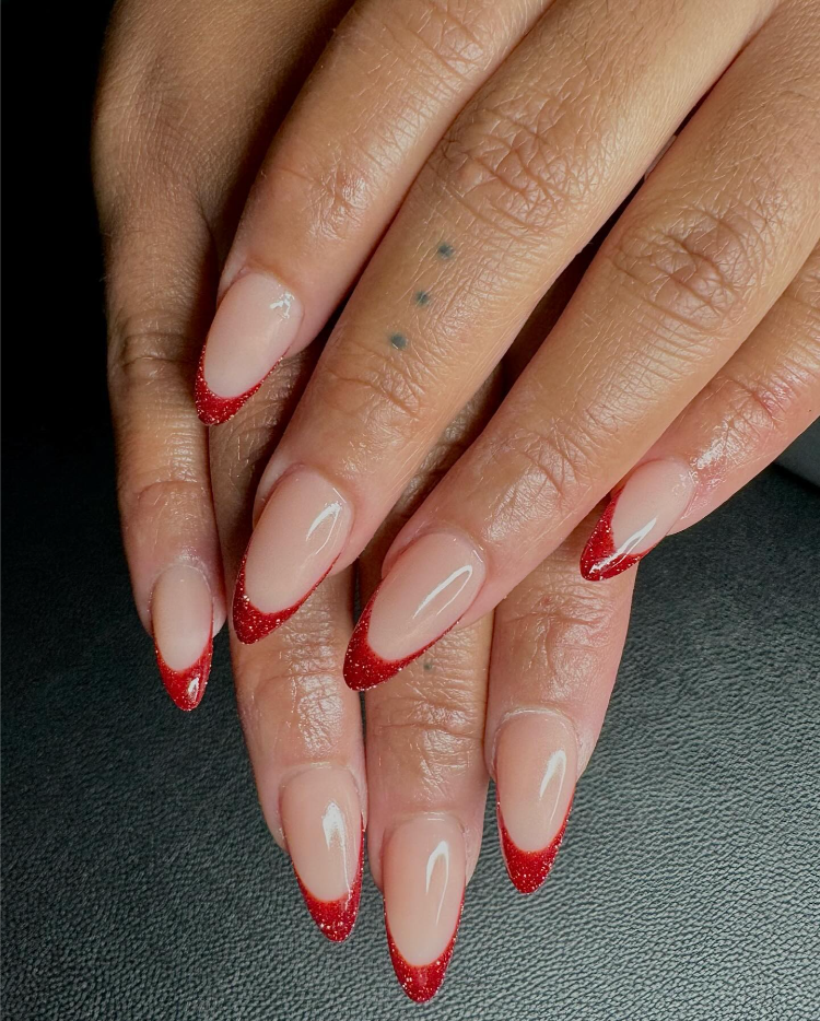 rote french nägel mit glitzer