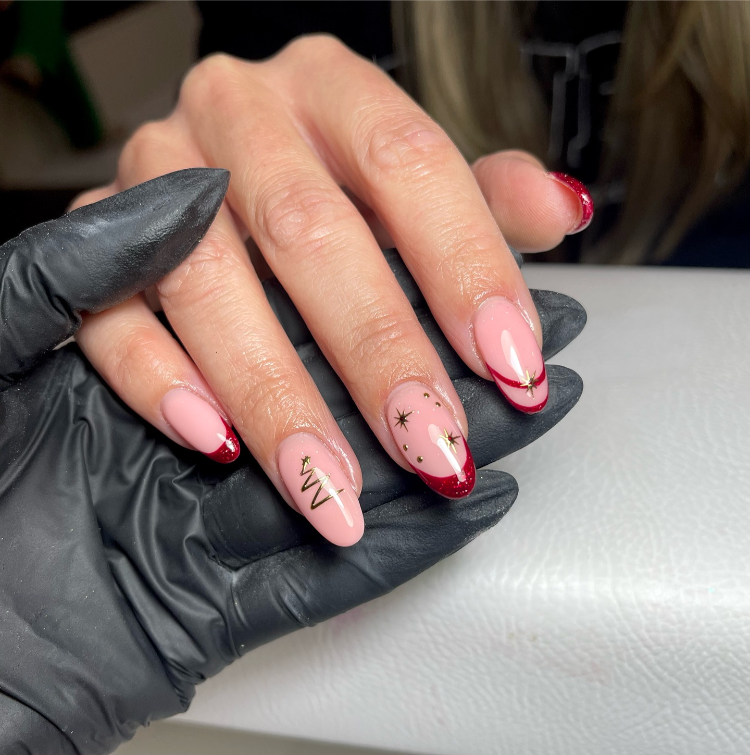 rote french nägel mit gold glitzer