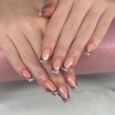rote french nägel mit silber glitzer